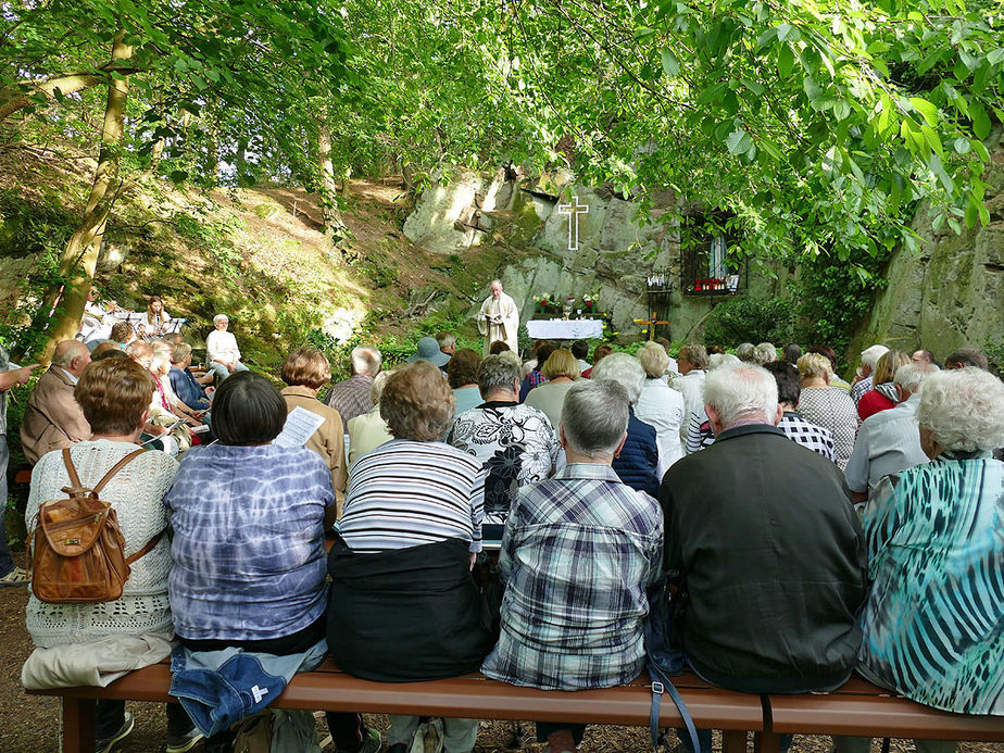 Baunataler Wallfahrt zur Naumburger Fatima Grotte (Foto: Karl-Franz Thiede)